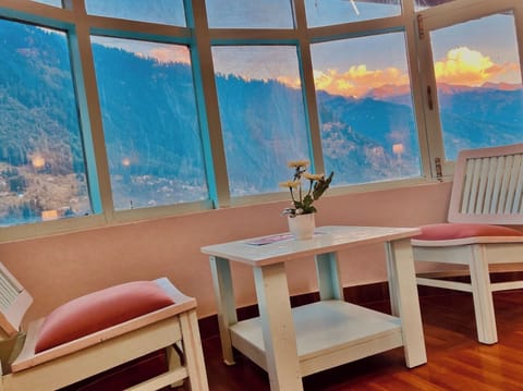 Deluxe Room, Mountain View | Free WiFi, bed sheets