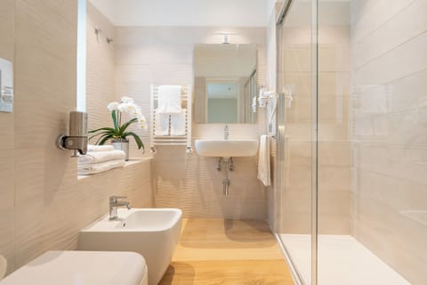 Family Quadruple Room | Bathroom | Shower, hair dryer, towels, soap