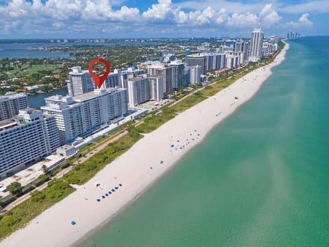 Stay steps from the sand 📍 This beachfront condo offers stunning views and prime location. 