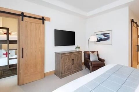 Unit with comfortable King size bed