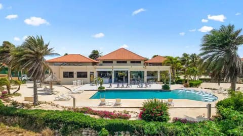 1BR Gold Coast  Pools  Tennis  Gym  Security (22505)