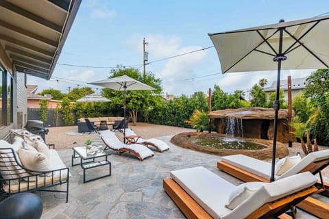 Cozy & Private Backyard Oasis with Plunge Pool and Waterfall