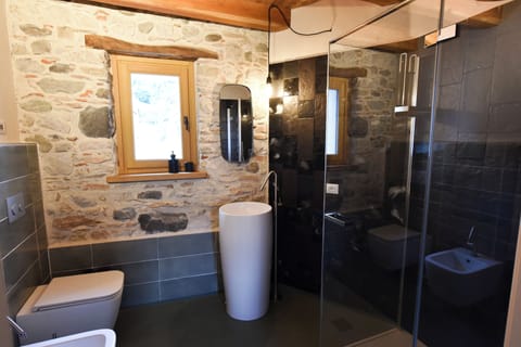 Deluxe Triple Room, Mountain View | Bathroom | Shower, rainfall showerhead, free toiletries, hair dryer
