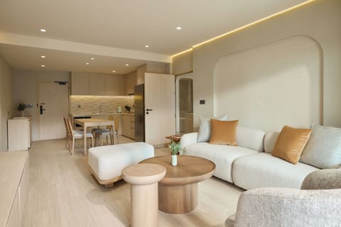 Suite, 1 Bedroom, Balcony | Living area