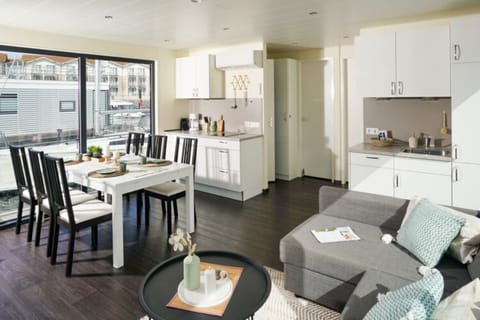 Mobile Home | Private kitchen | Highchair