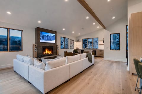 House, 6 Bedrooms | Living area | Smart TV