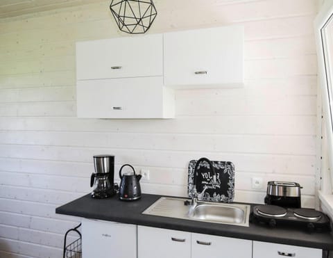 Bungalow | Private kitchen | Electric kettle, toaster, highchair