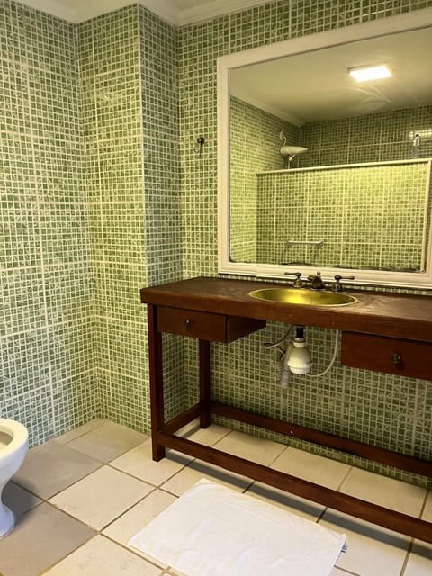 Grand Room | Bathroom | Shower, towels, soap, shampoo