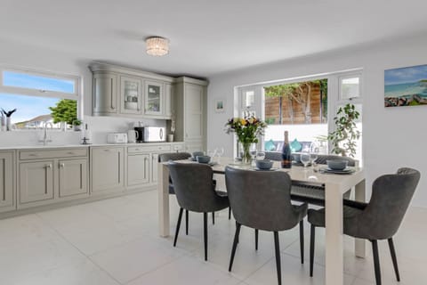 Woolacombe Bay View Kitchen Alt View