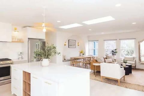 Open kitchen, dining room and living room 