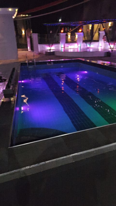 2 outdoor pools