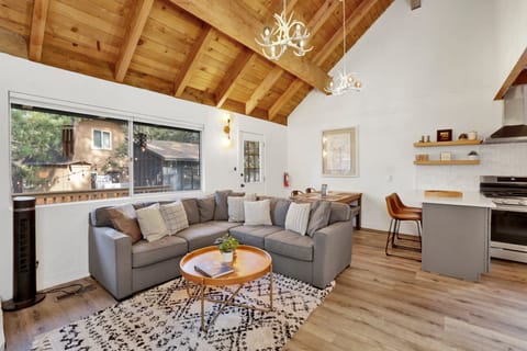 Cabin, Multiple Beds, Hot Tub, Mountain View | Living area