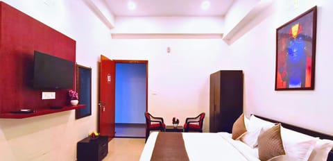 Deluxe Room | Iron/ironing board, WiFi (free)