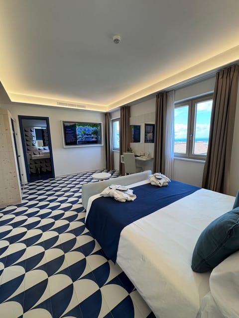 Camera Wellness Deluxe | Minibar, in-room safe, desk, laptop workspace