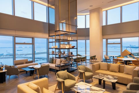 2 bars/lounges, lobby lounge