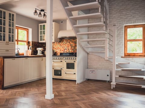 House | Private kitchen | Electric kettle, highchair