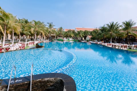 2 outdoor pools