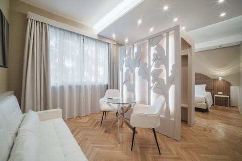 Elite Suite, City View | Hypo-allergenic bedding, memory foam beds, free minibar, in-room safe
