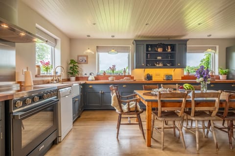 Cutbush Farm House, Hingham: Spacious kitchen with electric range cooker