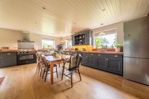 Ground floor: Kitchen with modern appliances
