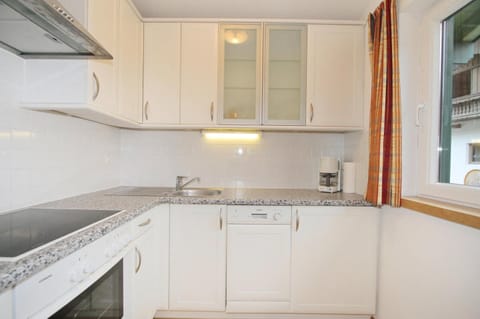 House | Private kitchen | Stovetop, electric kettle, toaster, highchair