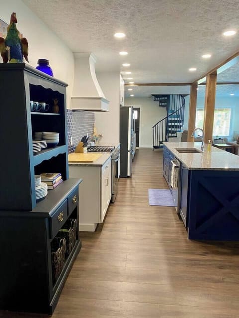 9932ade1-92ae-4ed0-a62f-8928e3fa5fb0