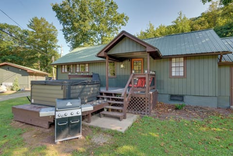Hillsgrove Vacation Rental | 2BR | 1BA | 800 Sq Ft | Stairs to Enter