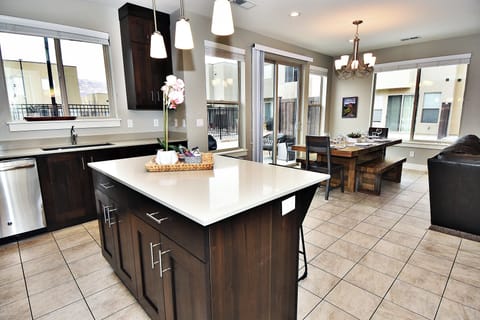 Luxury House, Mountain View | Private kitchen | Full-size fridge, microwave, oven, stovetop