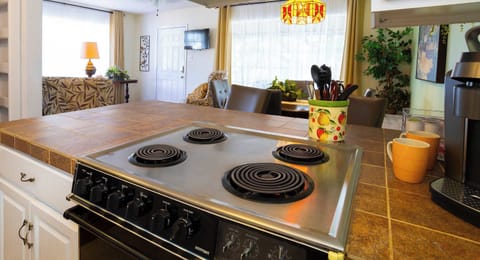 Apartment, Multiple Beds, Balcony, Garden View (Mariposa Monarch) | Private kitchen | Fridge, microwave, oven, stovetop