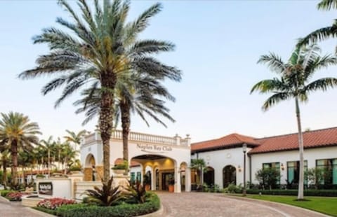 Welcome to Naples Bay Resort!