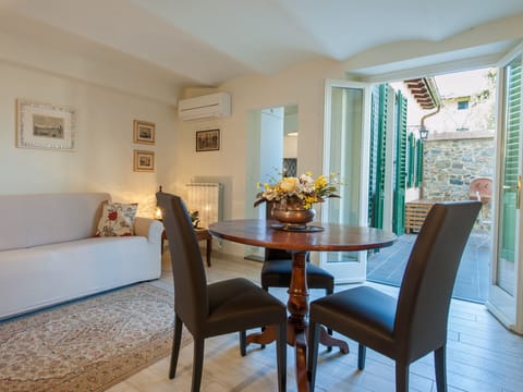 Apartment | Living area | Flat-screen TV