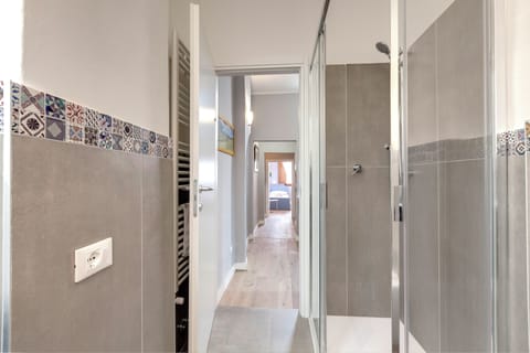 Apartment | Bathroom | Shower, hair dryer, bidet, towels