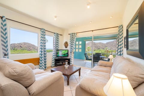 Living room / AC / Ceiling Fan / Wi - Fi / Smart TV / Mountain & Ocean View