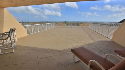 Extra large balcony for enjoying the sunshine and waves!