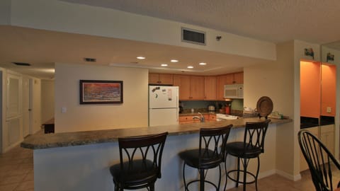 Bar area to keep the cook company!