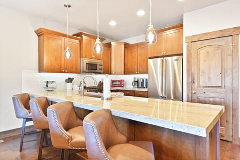 Superior House, Mountain View | Private kitchen | Full-size fridge, microwave, stovetop, dishwasher