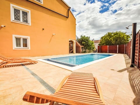 Property, Water, Window, Building, Cloud, Swimming Pool, Sky, Azure, Wood, Outdoor Furniture