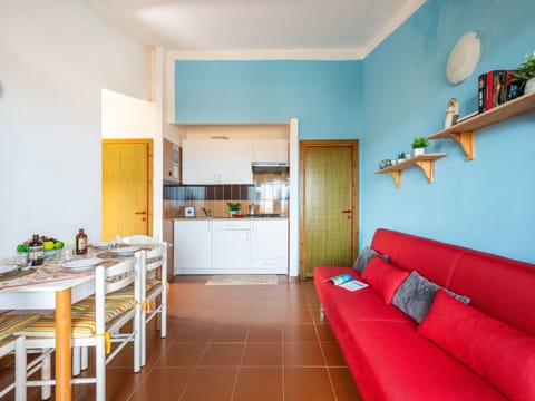 Plant, Cloud, Sky, Building, Daytime, Property, Tree, Azure, Grass, Urban Design