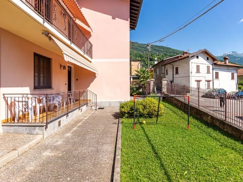 Building, Plant, Property, Sky, Window, House, Land Lot, Urban Design, Road Surface, Neighbourhood