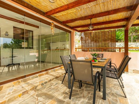 Table, Furniture, Property, Chair, Wood, Houseplant, Shade, Floor, Flooring, Plant