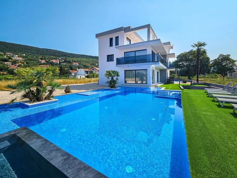 Water, Plant, Building, Sky, Property, Swimming Pool, Blue, Window, Azure, Rectangle