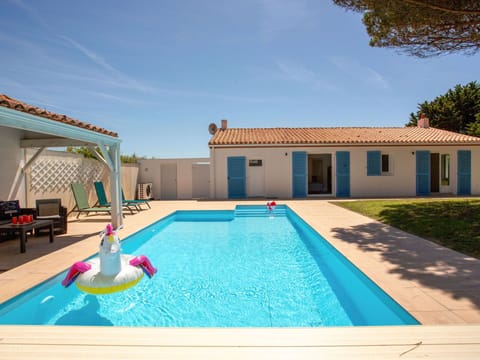 Water, Sky, Plant, Building, Swimming Pool, Window, Azure, Cloud, House, Tree