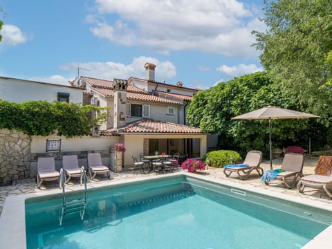 Water, Sky, Plant, Cloud, Furniture, Property, Swimming Pool, Chair, Azure, Building