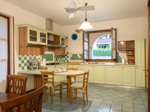 Table, Furniture, Property, Chair, Green, Wood, Interior Design, Home Appliance, Countertop, Wood Stain