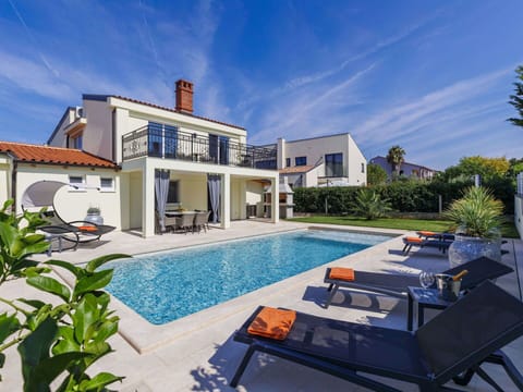 Cloud, Sky, Water, Plant, Property, Building, Swimming Pool, Window, Azure, Outdoor Furniture