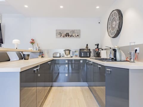 Cabinetry, Countertop, Property, Kitchen Sink, Sink, Tap, Product, Kitchen, Wood, Picture Frame