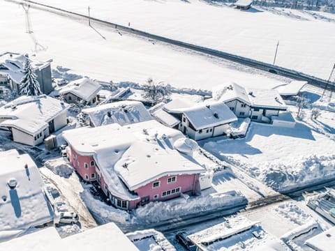 Building, Snow, House, Mode Of Transport, Freezing, Urban Design, Residential Area, Neighbourhood, Landscape, Slope