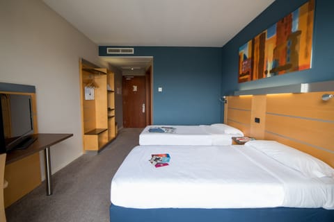 Standard Twin Room, 2 Twin Beds | Down comforters, in-room safe, desk, laptop workspace