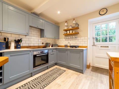 Cabinetry, Countertop, Property, Building, Kitchen Stove, Kitchen, Wood, Kitchen Appliance, Sink, Drawer