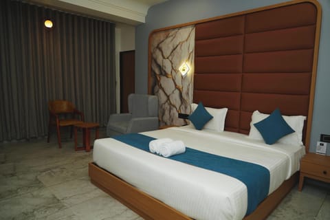 Luxury Studio Suite | Desk, bed sheets